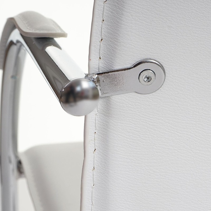 Lote de 2 sillas de confidente ZEUS, estructura metálica y tapizadas en piel sintética de gran calidad