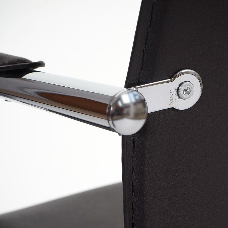 Lote de 2 sillas de confidente ZEUS, estructura metálica y tapizadas en piel sintética de gran calidad