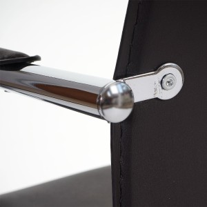 Lote de 2 sillas de confidente ZEUS, estructura metálica y tapizadas en piel sintética de gran calidad