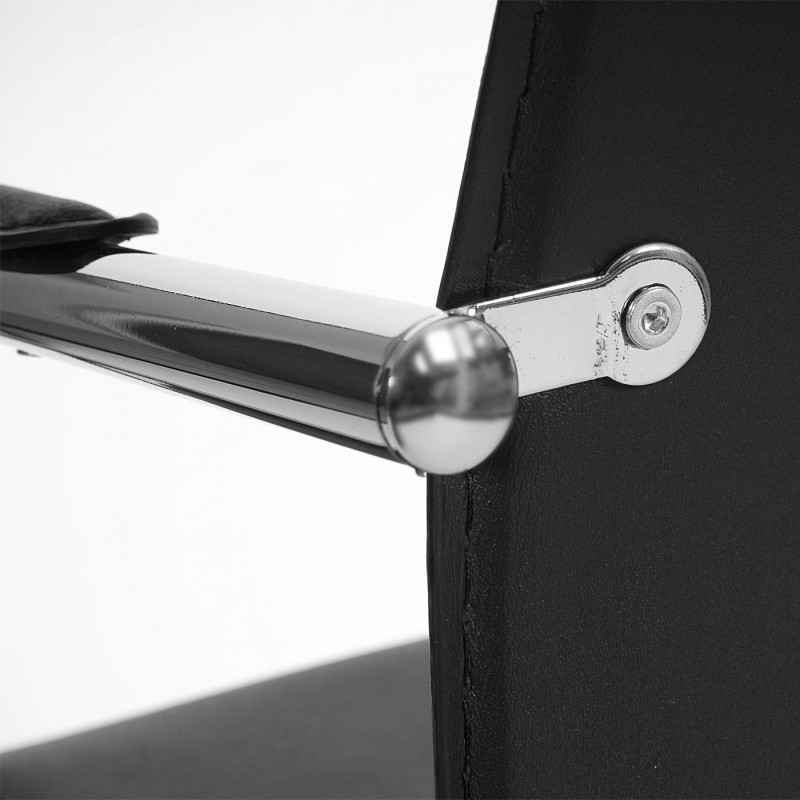 Lote de 2 sillas de confidente ZEUS, estructura metálica y tapizadas en piel sintética de gran calidad