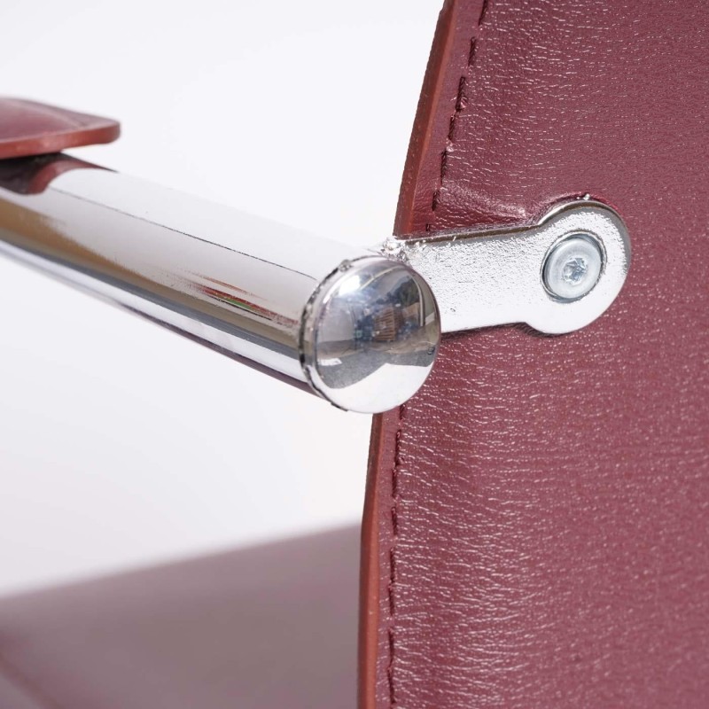 Lote de 2 sillas de confidente ZEUS, estructura metálica y tapizadas en piel sintética de gran calidad