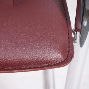 Lote de 2 sillas de confidente ZEUS, estructura metálica y tapizadas en piel sintética de gran calidad