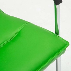 Silla de confidente GOLIAT, estructura metálica, gran acolchado y elegante diseño en piel color negro