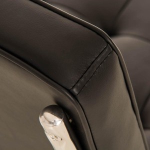 Silla de confidente CHIVO PIEL, estructura metálica, gran acolchado y diseño retro con capitoné en piel color negro