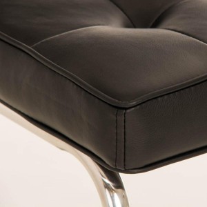 Silla de confidente CHIVO PIEL, estructura metálica, gran acolchado y diseño retro con capitoné en piel color negro