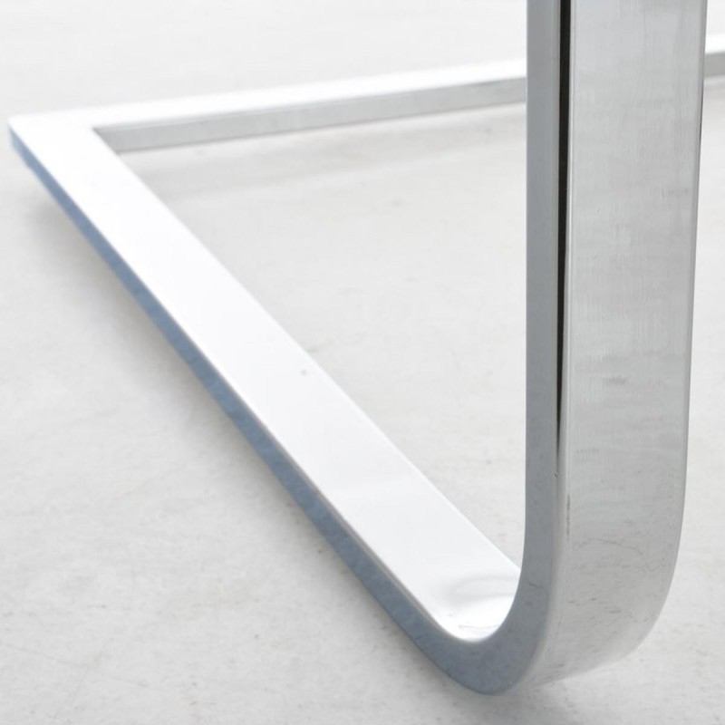 Silla de confidente PIRU, moderno y elegante diseño con estructura metálica y tapizada en piel color negro