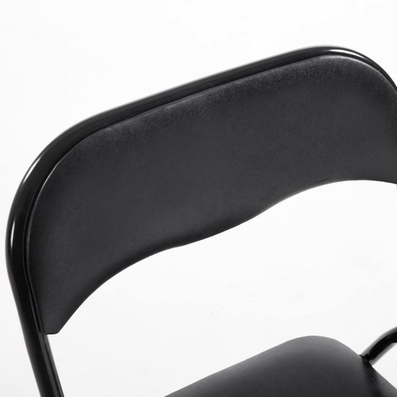 Silla Plegable VINSON. Muy práctica y funcional con estructura metálica negra y tapizada en piel color negro