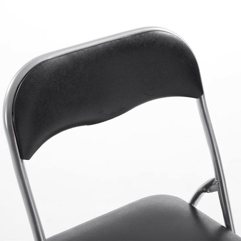 Silla Plegable VINSON. Muy práctica y funcional con estructura metálica gris y tapizada en piel color negro