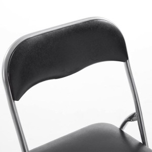 Silla Plegable VINSON. Muy práctica y funcional con estructura metálica gris y tapizada en piel color negro