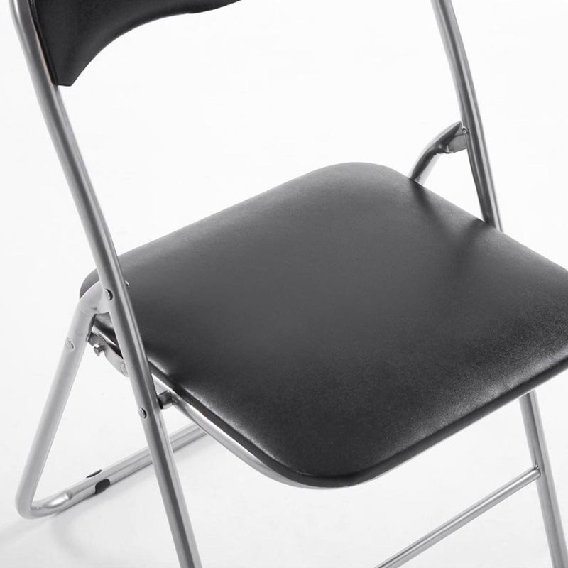 Silla Plegable VINSON. Muy práctica y funcional con estructura metálica gris y tapizada en piel color negro