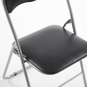 Silla Plegable VINSON. Muy práctica y funcional con estructura metálica gris y tapizada en piel color negro