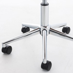 Silla de Diseño LABRA, gran acolchado, estructura en madera con base metálica, en piel negra