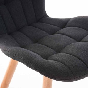 Silla de confidente ELGAR, precioso diseño con patas en madera. Gran acolchado con tapizado en capitoné en tela color negro