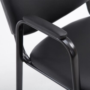 Silla de confidente MOBY PIEL CON BRAZOS, patas negras, color negro