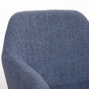 Silla de confidente NIEBLA, cuidado diseño con patas en madera tapizada en tela color negro