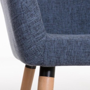 Silla de confidente NIEBLA, cuidado diseño con patas en madera tapizada en tela color negro