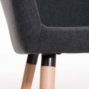 Silla de confidente NIEBLA, cuidado diseño con patas en madera tapizada en tela color negro