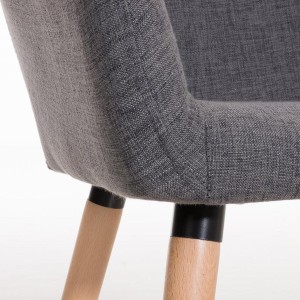 Silla de confidente NIEBLA, cuidado diseño con patas en madera tapizada en tela color negro
