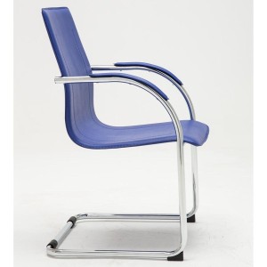 Sillas de confidente FLAP, estructura metálica y elegante diseño en piel color negro