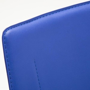 Sillas de confidente FLAP, estructura metálica y elegante diseño en piel color negro