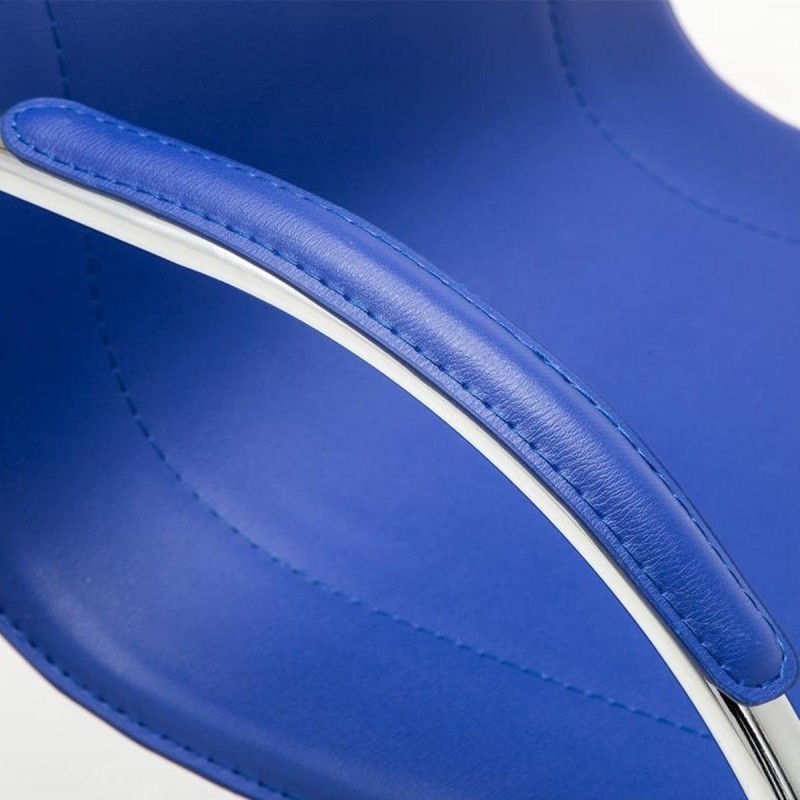 Sillas de confidente FLAP, estructura metálica y elegante diseño en piel color negro
