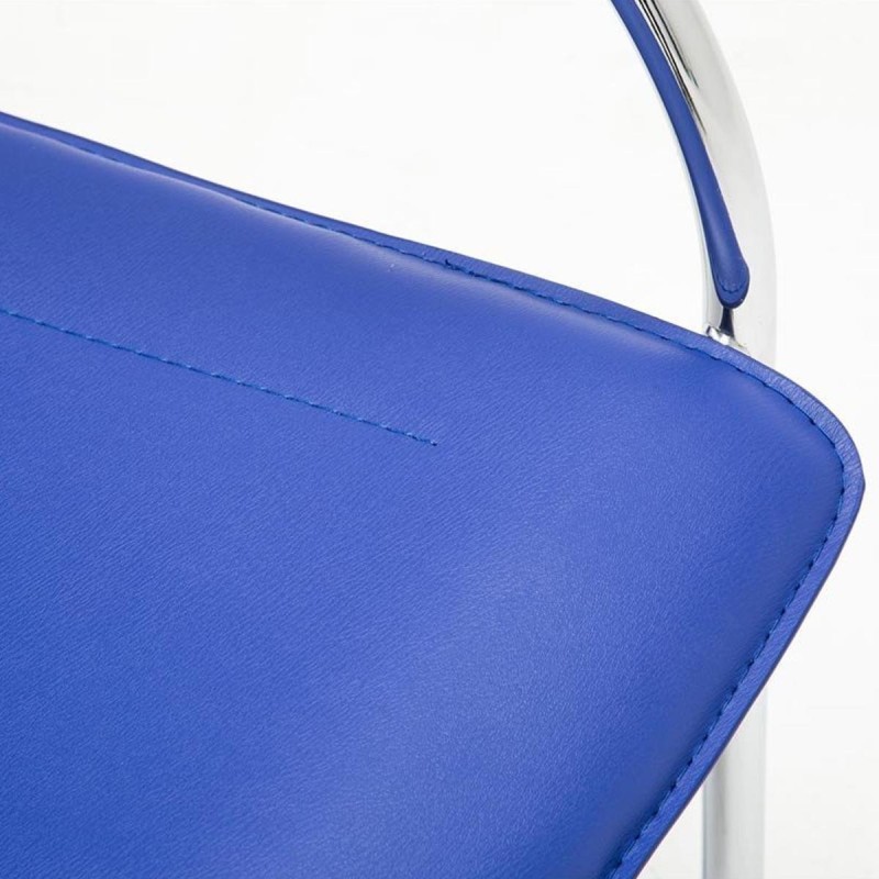 Sillas de confidente FLAP, estructura metálica y elegante diseño en piel color negro