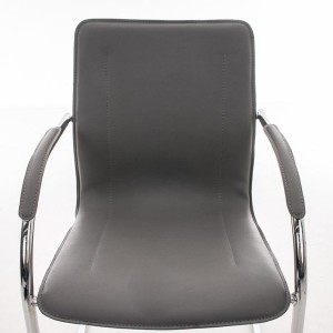 Sillas de confidente FLAP, estructura metálica y elegante diseño en piel color negro