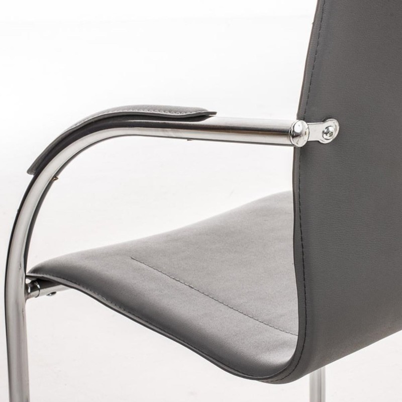 Sillas de confidente FLAP, estructura metálica y elegante diseño en piel color negro