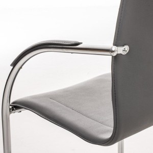Sillas de confidente FLAP, estructura metálica y elegante diseño en piel color negro