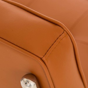 Silla de confidente CHIVO PIEL, estructura metálica, gran acolchado y diseño retro con capitoné en piel color negro