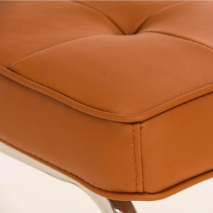 Silla de confidente CHIVO PIEL, estructura metálica, gran acolchado y diseño retro con capitoné en piel color negro