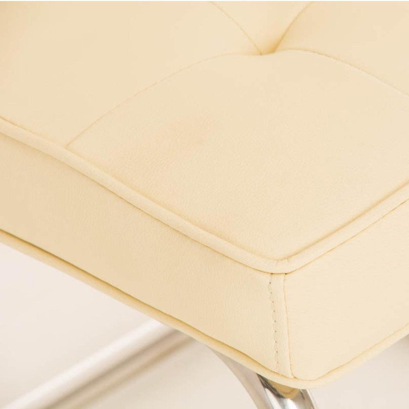 Silla de confidente CHIVO PIEL, estructura metálica, gran acolchado y diseño retro con capitoné en piel color negro