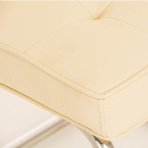 Silla de confidente CHIVO PIEL, estructura metálica, gran acolchado y diseño retro con capitoné en piel color negro