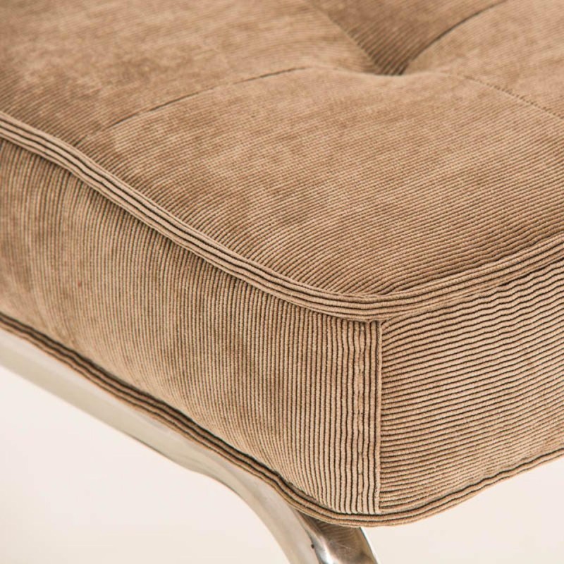 Silla de confidente CHIVO TELA, estructura metálica, gran acolchado y diseño retro con capitoné en tela color naranja