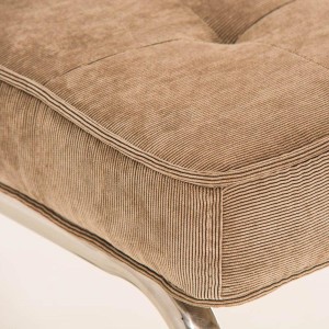 Silla de confidente CHIVO TELA, estructura metálica, gran acolchado y diseño retro con capitoné en tela color naranja