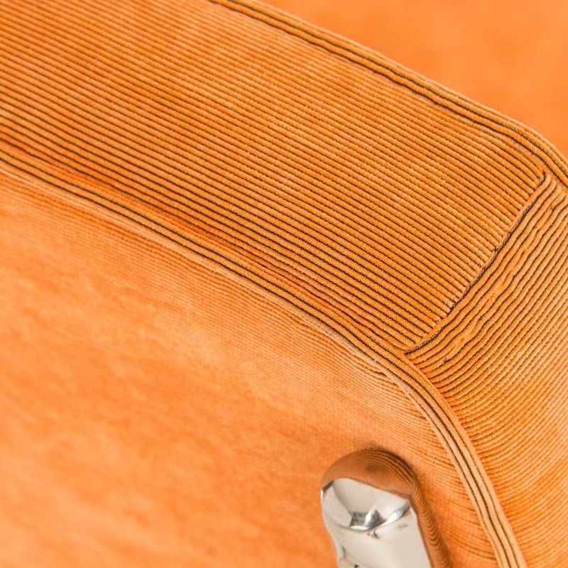 Silla de confidente CHIVO TELA, estructura metálica, gran acolchado y diseño retro con capitoné en tela color naranja