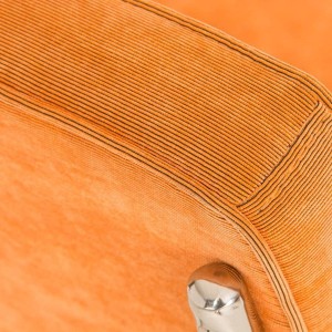 Silla de confidente CHIVO TELA, estructura metálica, gran acolchado y diseño retro con capitoné en tela color naranja