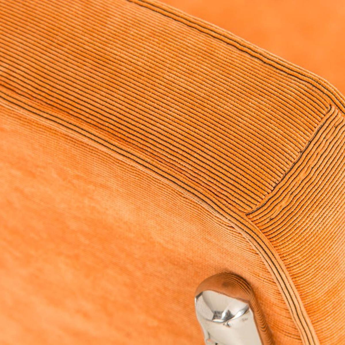 Silla de Confidente CHIVO TELA, Estructura Metálica y Gran Acolchado con Capitoné, color Naranja