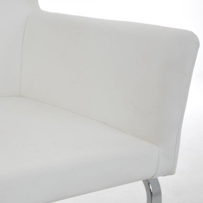Silla de confidente PIRU, moderno y elegante diseño con estructura metálica y tapizada en piel color negro