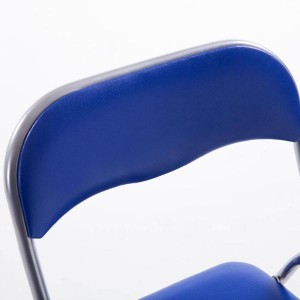 Silla Plegable VINSON. Muy práctica y funcional con estructura metálica negra y tapizada en piel color negro