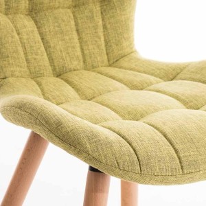 Silla de confidente ELGAR, precioso diseño con patas en madera. Gran acolchado con tapizado en capitoné en tela color negro