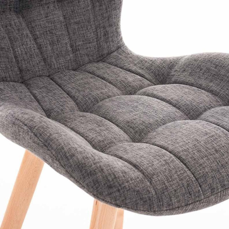 Silla de confidente ELGAR, precioso diseño con patas en madera. Gran acolchado con tapizado en capitoné en tela color negro