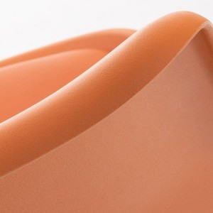 Silla de Diseño / Confidente BOSFORO, exclusivo diseño con patas oscuras en piel color negro