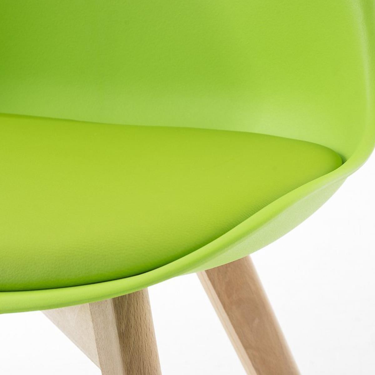 Silla de Diseño / Confidente BOSFORO, Patas de Madera Claras, Estructura en Plástico y Piel color Negro