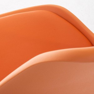 Silla de Diseño / Confidente BOSFORO, exclusivo diseño con patas en nogal en piel color negro