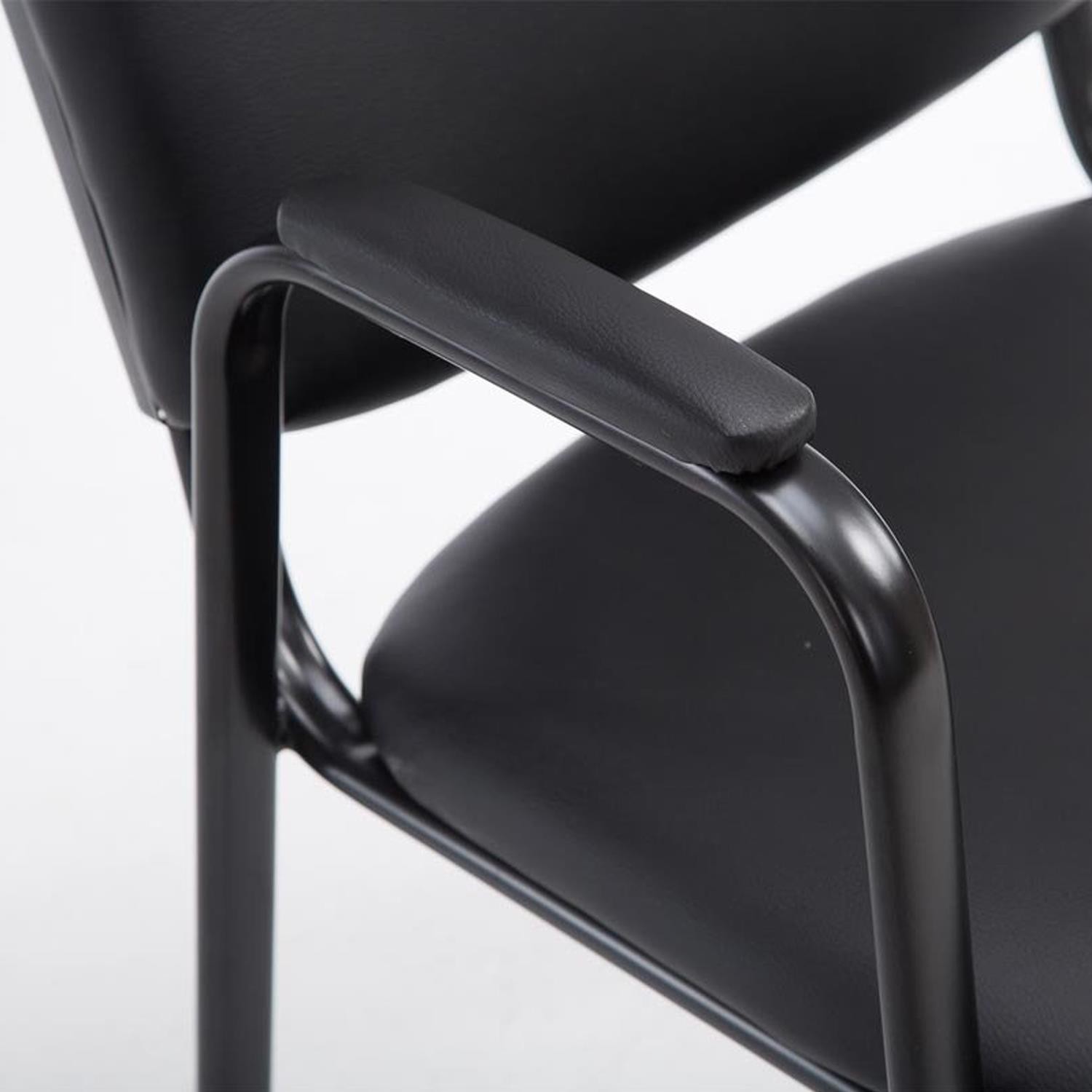 Silla de Confidente MOBY PIEL CON BRAZOS, Cómoda y Práctica, Patas Negras, Color Negro