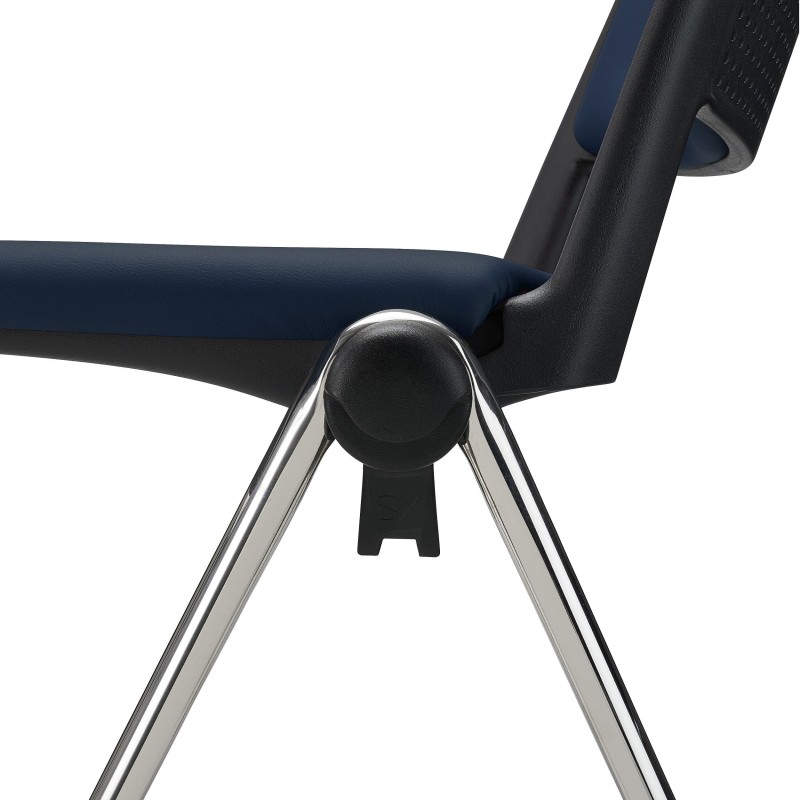 Silla de confidente CARINA, apilable, piel negra, patas cromadas