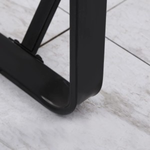 Mesa de oficina CHIMO, estructura metálica negra y superficie de cristal